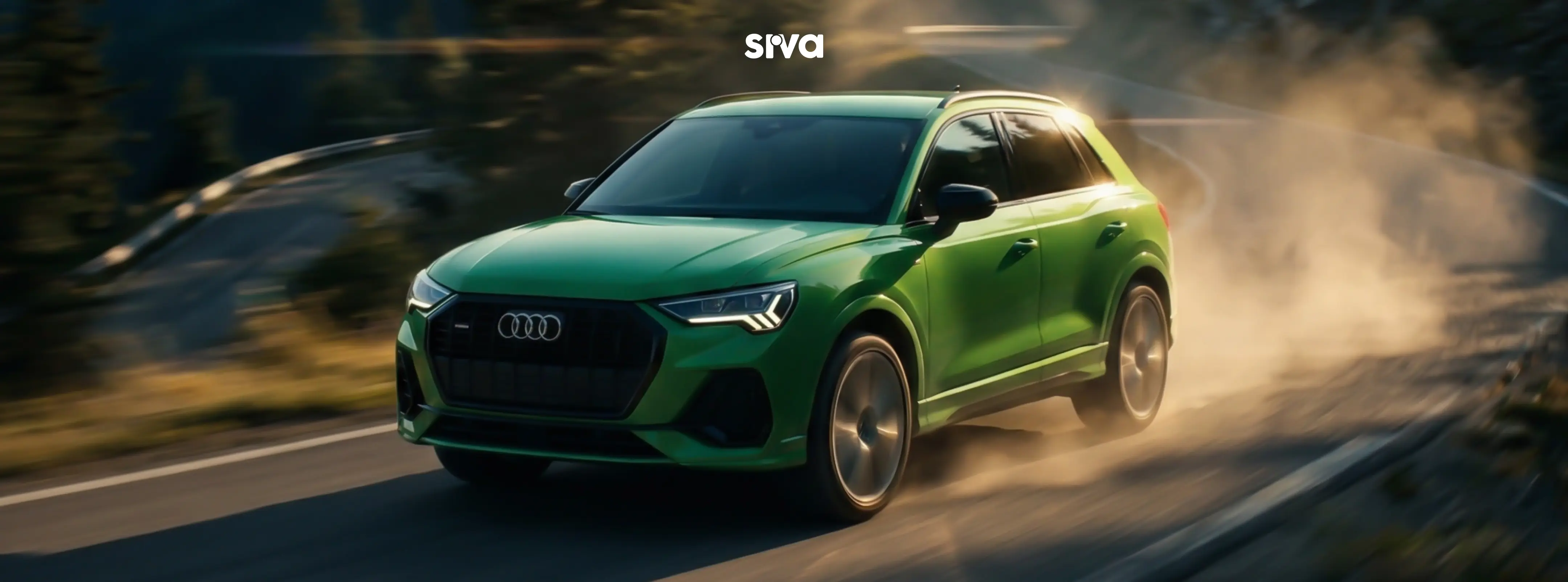Audi Q3 verde in corsa sulla strada